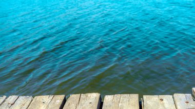 Sabah gölün önündeki ahşap platform..