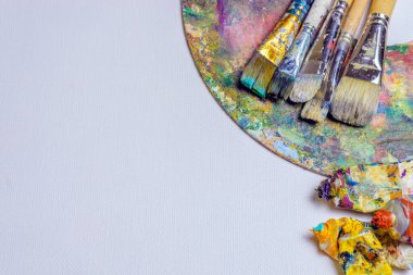 Yağlı boya tablo ve aksesuarlar. Metin için beyaz arkaplan.