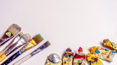 Resim, yağlı boya tablo ve aksesuarlar. Metin için beyaz arkaplan.