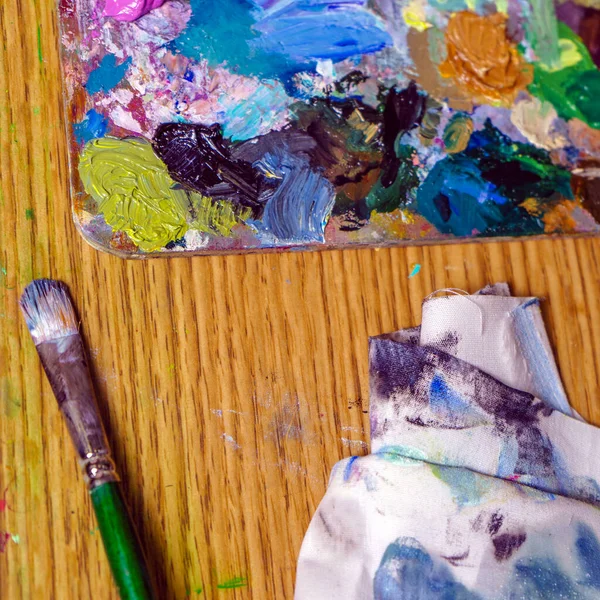 Eski bir ressam masasında fırça ve palet boyama..