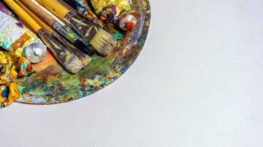 Resim, yağlı boya tablo ve aksesuarlar. Metin için beyaz arkaplan.