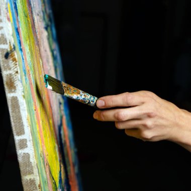 Resmini çizerken çok yetenekli bir ressamın fotoğrafı..