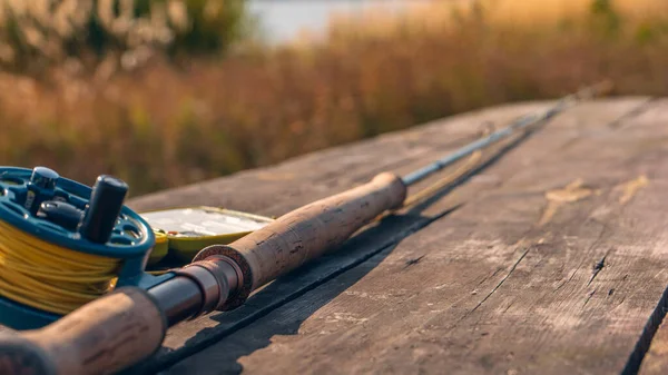 Canna Pesca Mosca Con Fondo Legno — Foto Stock