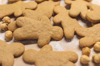 Ev yapımı fındıklı kurabiye fındık ve un ile ahşap bir yüzey üzerinde dağınık