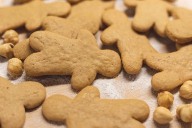 Ev yapımı fındıklı kurabiye fındık ve un ile ahşap bir yüzey üzerinde dağınık