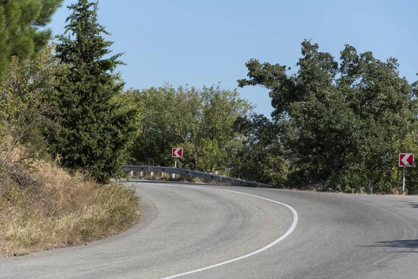 Güneşli bir dağ yolu