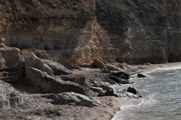 Sahilde kayalık plaj