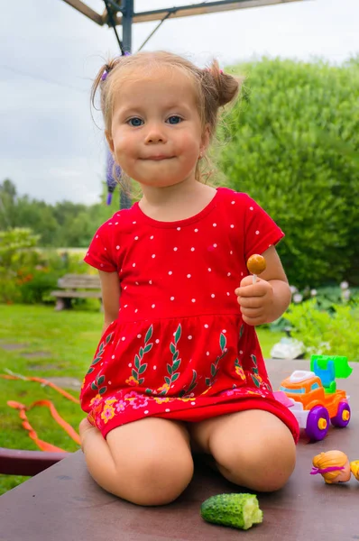 Улыбающаяся Маленькая Девочка Красном Платье — стоковое фото