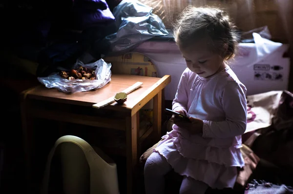 Маленькая девочка узнает об Интернете через мобильный телефон . — стоковое фото