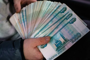 Rus para büyük bir demet elini sıktı.