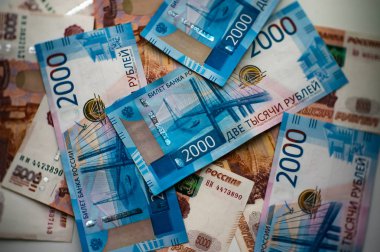 Rus banknotlar üzerinde tablo yakın çekim dağınık.