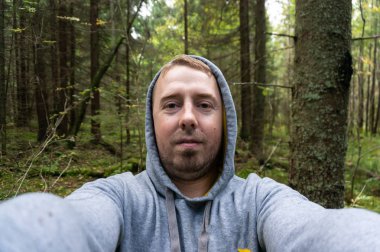 Genç bir adam bir kalın ormanda bir şey korktum