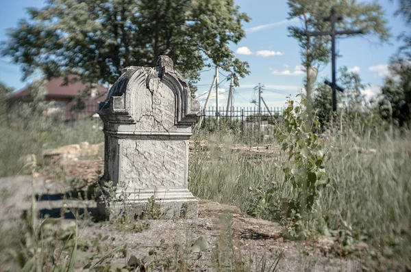 Very old cracked gray stone tombstone on a sunny day — Stock Photo, Image