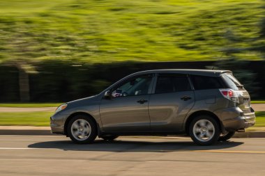 Gri ölçekli hatchback hareket hız
