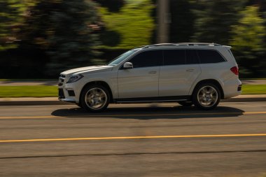 Hız beyaz cipin içinde hareket