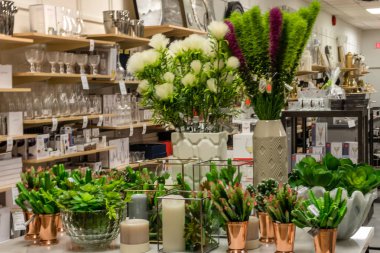 Alışveriş merkezinde alışveriş yüksek son çanak çömlek