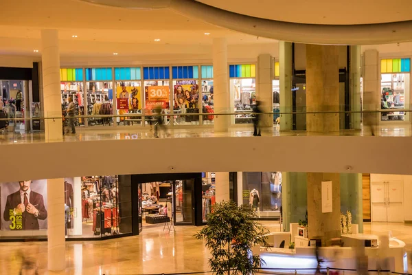 Çekici Seviyede Olan Alışveriş Merkezi Mağaza Markalı — Stok fotoğraf