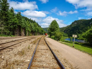 Agawa Canyon yakınındaki tren rayları, Algoma County, On, Kanada