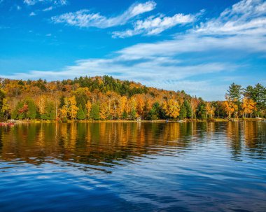 Algonquin Provincial Park, Ontario bir gölde tekne