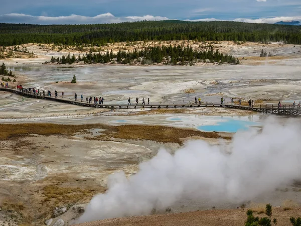 Caminhando Perto Dos Gêiseres Quentes Parque Nacional Yellowstone Eua — Fotografia de Stock