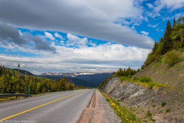 Otoban üzerinde göz kamaştırıcı bulutlar, Newfoundland