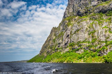 Buz oyulmuş dağ Batı gölet, Gros Morne Milli Parkı, Newfoundland, Kanada buz erimiş su karşılar