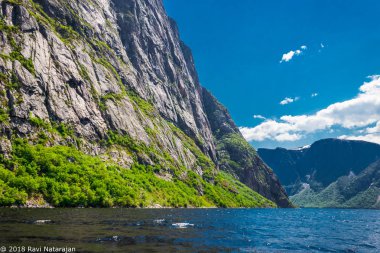 Uzun boylu Batı brook gölet, Gros Morne Milli Parkı, Newfoundland doruklarına