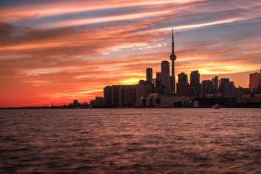 Su, Rüzgar ve renkli gökyüzü, Toronto, Ontario, Kanada