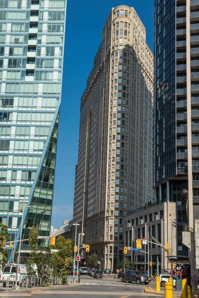 Башни, конкурирующие за внимание, Торонто, Онтарио, Канада
