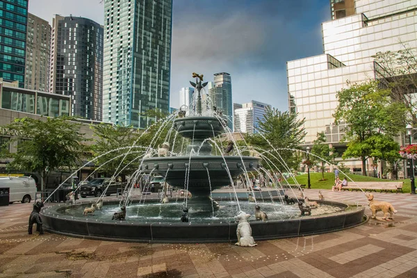 Beton kuleler, Toronto, Ontario, Kanada tarafından çevrili köpek parkı