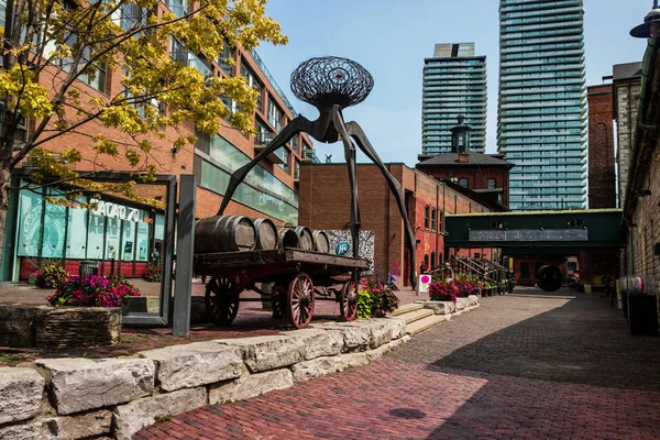 Varil ve çelik heykel önce içki, Toronto, Ontario, Kanada