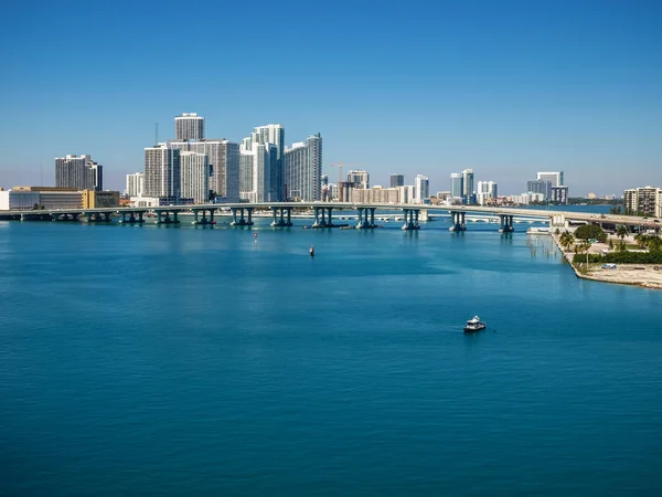 Miami'nin okyanustan görünümü. Amerika'nın büyük eğlence kenti