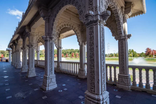 NJ, ABD 'deki Hindu tapınağının koridorları