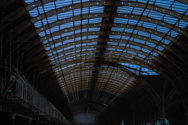 Bir İngiliz tren istasyonunun çatısı