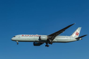 Pearson Uluslararası Havaalanı yakınlarındaki mavi gökyüzünde Air Canada jet seviyesi, Toronto