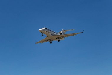 Özel jet Pearson Uluslararası Havaalanı, Toronto iniş için hazırlık yapma