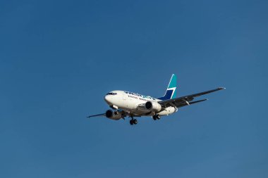 Westjet uçağı Pearson Uluslararası Havaalanı'nda kalkıyor, Toronto