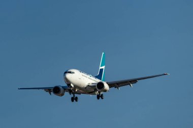Westjet uzun mesafe uçağı Pearson Uluslararası Havaalanı, Toronto iniş için son ayarlamalar yapıyor