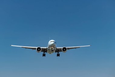Pearson International Airport yakınlarındaki büyük bir ticari uçağın belaltı parlıyor, Toronto