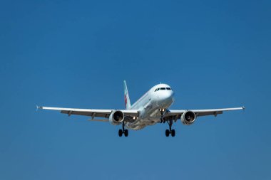 Pearson Uluslararası Havaalanı yakınlarındaki mavi gökyüzünde Air Canada jet daha yakından bakmak, Toronto