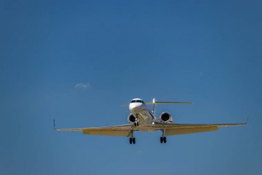 Özel Jet Pearson Uluslararası Havaalanı, Toronto iniş için gökten çıkan