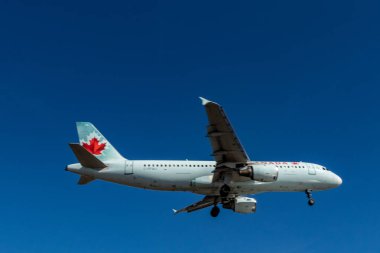 Pearson International Airport yakınlarındaki Air Canada Airbus jet, Toronto
