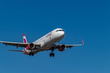 Pearson Uluslararası Havaalanı'nda ana piste Air Canada iniş Rouge jet, Toronto