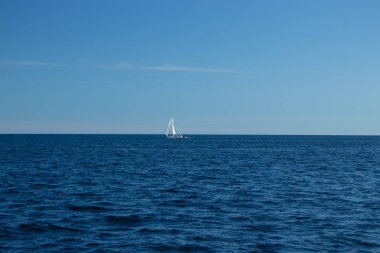 Huron Gölü'nün ortasında yelkenli tekne, On