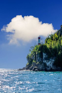 Huron Gölü'nde tekneleriçin rehberlik için uçuruma kadar Fenerler, On