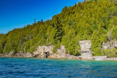 Gökyüzü, kayalar, kayalıklar ve Huron Gölü mavi göl suları, On