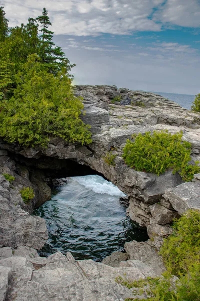 Diepe grot vorming in de buurt van Grotto, Georgian Bay, op — Stockfoto