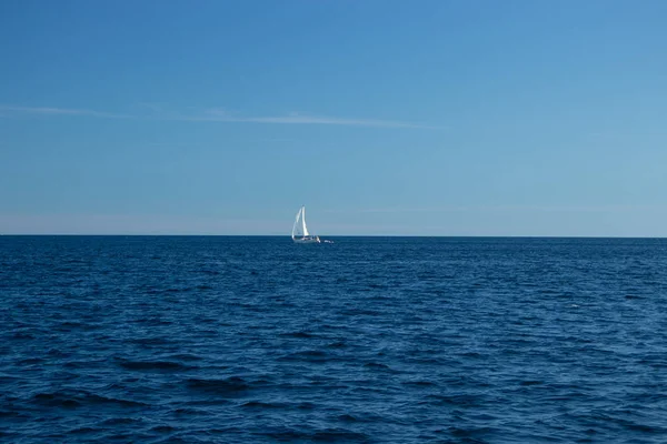 Barca a vela in mezzo al lago Huron, ON — Foto Stock