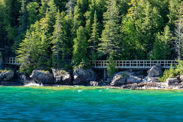 Turkuaz mavisu ve terk edilmiş ahşap köprü, Huron Gölü, Açık