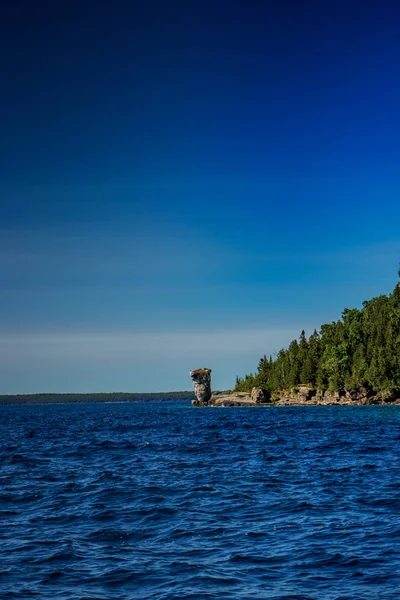 Virágcserép rock formáció látható távolról, Lake Huron, on — Stock Fotó